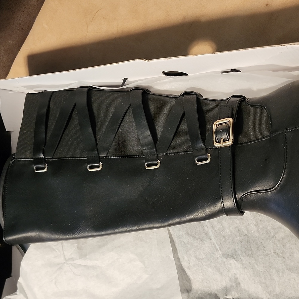 Black strappy back boots - Picture 2 of 4